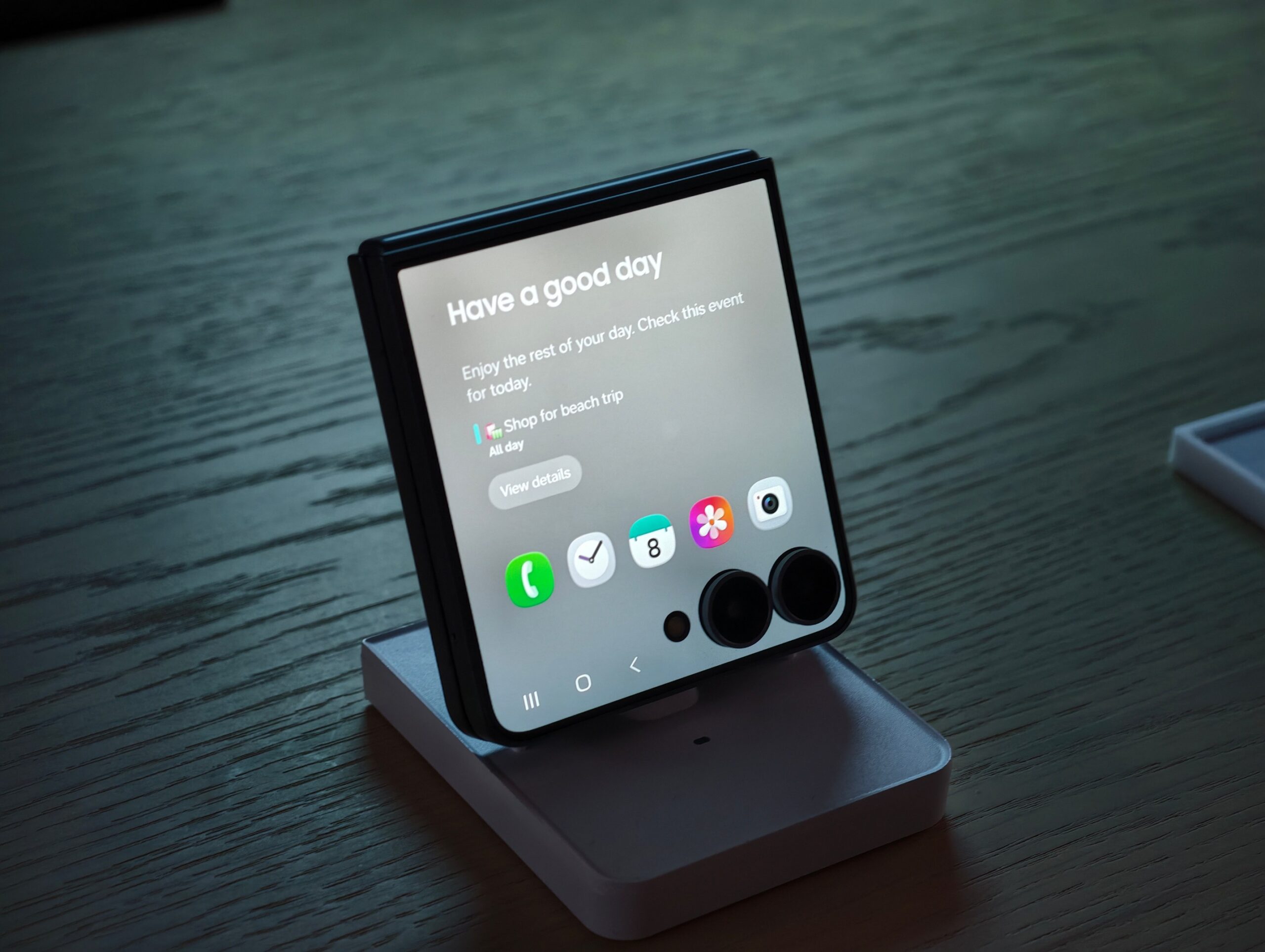 Khám Phá Galaxy Z Flip8: Điện Thoại Gập Siêu Mỏng Nhẹ Với Công Nghệ Đỉnh Cao