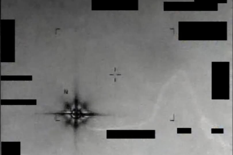 690403130141152795434239641224-1786500624720613116743-1786511492427-17865114928981474323540 Sự Thật Về Vật Thể Kỳ Lạ Hình Sao Tám Cánh Trên Cao Tốc Mỹ - Ảnh 1.