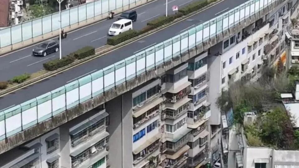 Khám Phá Thiết Kế Đô Thị Độc Đáo Tại Quý Dương, Trung Quốc: Cầu Cao Tốc Trên Mái Chung Cư