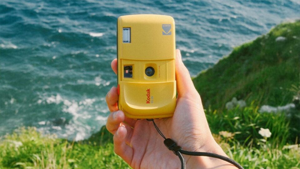 Khám Phá Máy Ảnh Phim Kodak EC35: Hồi Sinh Kỹ Thuật 90s