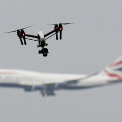 Khi drone nhỏ gây sóng gió cho hàng không: nguyên nhân, rủi ro và phản ứng