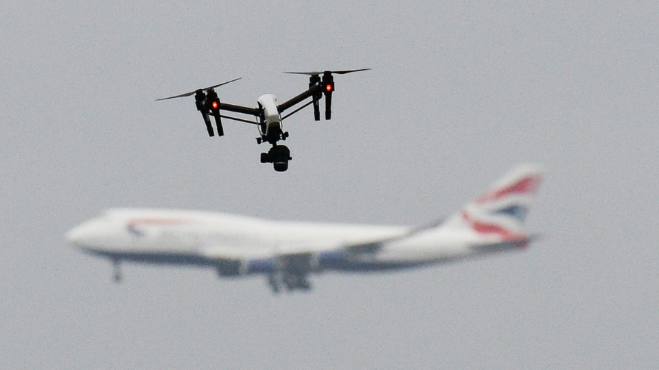 Khi drone nhỏ gây sóng gió cho hàng không: nguyên nhân, rủi ro và phản ứng
