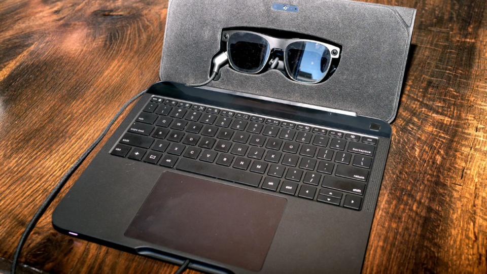 Khi laptop bỏ màn hình: Spacetop G1 và viễn cảnh làm việc với kính AR