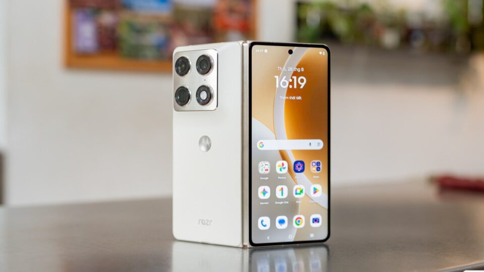 Motorola Razr Fold: Gập cỡ lớn, pin khủng và camera 50 MP — Đánh giá nhanh trải nghiệm