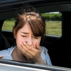 Tại sao nhiều người bị nôn ói khi đi ô tô điện? Giải thích khoa học và cách giảm khó chịu