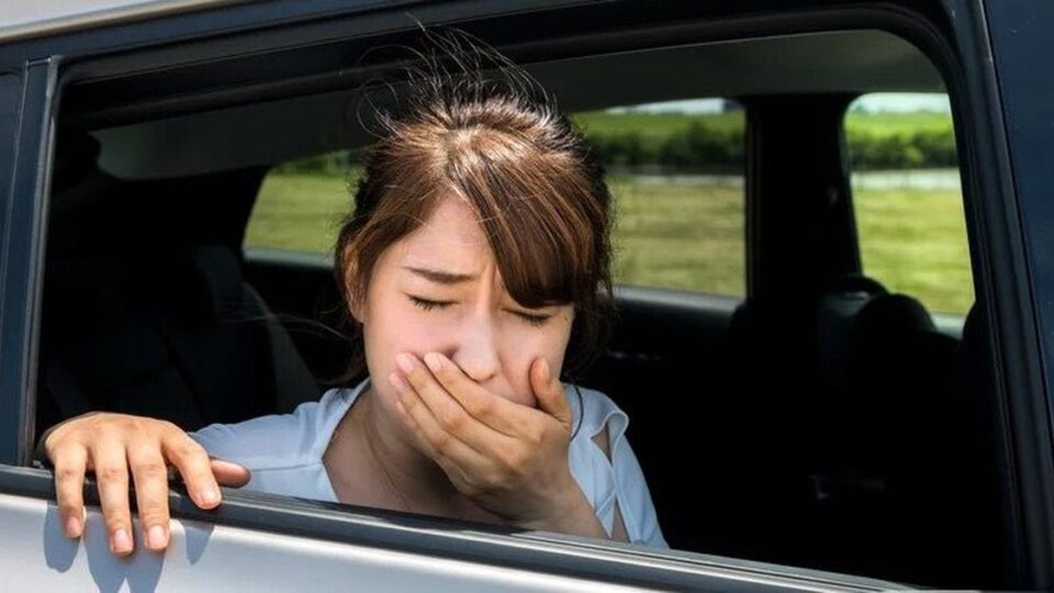 Tại sao nhiều người bị nôn ói khi đi ô tô điện? Giải thích khoa học và cách giảm khó chịu
