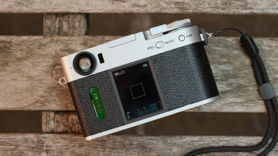 Fujifilm X half: Khi máy ảnh số được dựng thành một trải nghiệm film