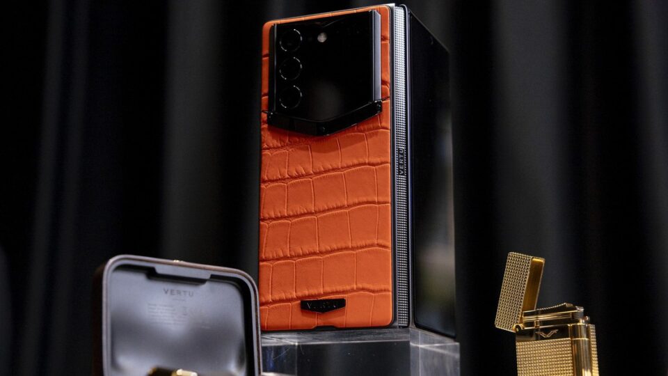 Vertu AlphaFold chính thức ra mắt Việt Nam: gập sang trọng, giá lên đến hơn 1 tỷ
