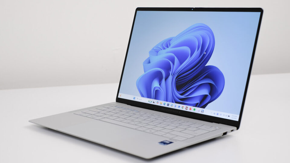 Khám Phá ASUS ExpertBook Ultra: Laptop Doanh Nhân Mỏng Nhẹ, Tích Hợp Công Nghệ AI