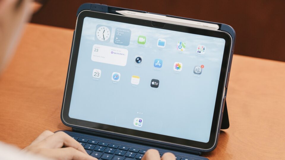 ESR Flex — bàn phím rời cho iPad: pin lâu, trackpad rộng và thiết kế mô-đun