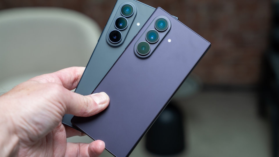 Pin silicon‑carbon trên smartphone gập: lý do Samsung thận trọng và hệ quả cho thị trường