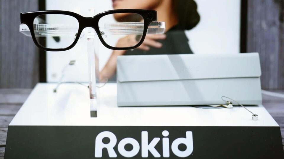 Rokid Glasses — Kính AI nhẹ, camera 12 MP và điều khiển bằng giọng nói