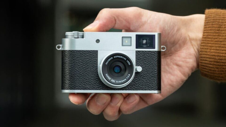 Fujifilm X half: máy ảnh nhỏ gọn mang trải nghiệm ‘half‑frame’ vào thế giới số