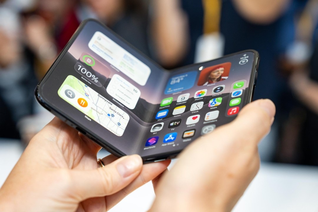 268734iphoneduohandsonadibenedetto0005-1789102048835872282871-1789347089953-1789347090123699220100 Ngắm cận cảnh iPhone Duo giá trăm triệu, gập mở êm ái, mỏng dính sang xịn- Ảnh 13.