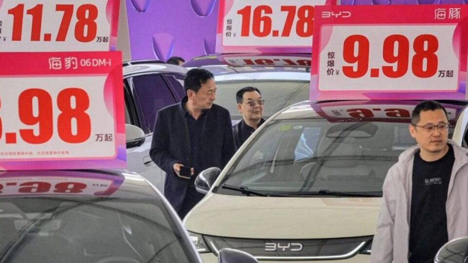 Khi giá trị xe điện tụt mạnh: nguyên nhân, hệ quả và bài học cho người mua