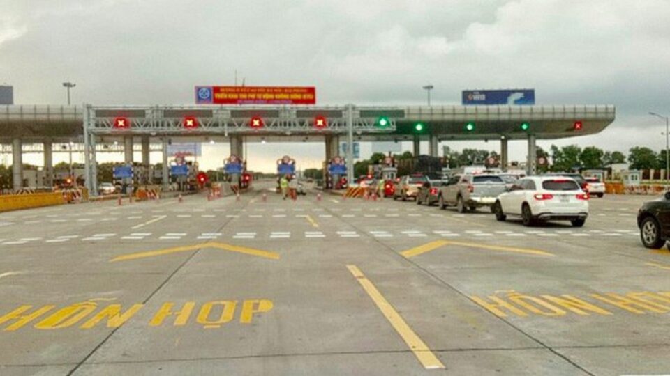 Lùi xe trên cao tốc: Khi nào tài xế được miễn trách nhiệm hành chính?