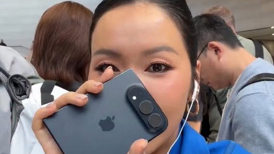 iPhone Duo tại Apple Park: Trải nghiệm cầm nắm, màn hình 7.6 inch và những điểm cần chú ý
