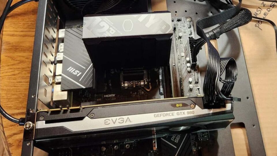 Mua mainboard ‘hỏng’ giá 20 USD trên eBay và phát hiện ổ SSD 2 TB: câu chuyện may mắn và bài học cho người mua linh kiện cũ
